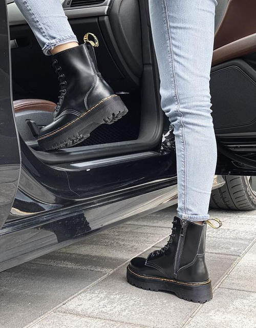 Dr. Martens Jadon 8 Eye Boot